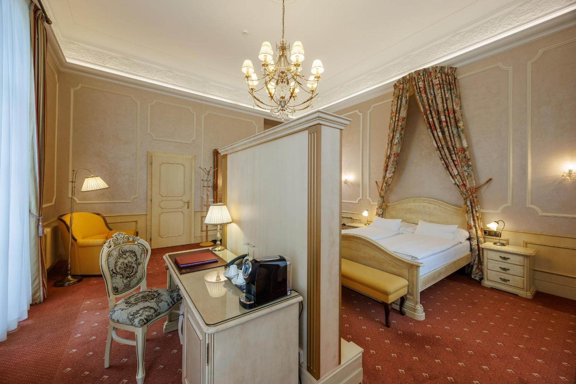 Hotel Chateau Cihelny Karlowe Wary Zewnętrze zdjęcie
