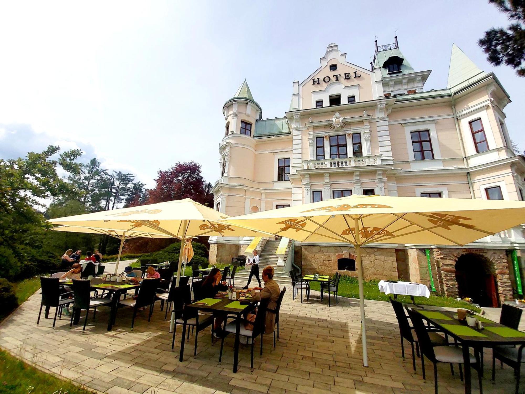 Hotel Chateau Cihelny Karlowe Wary Zewnętrze zdjęcie