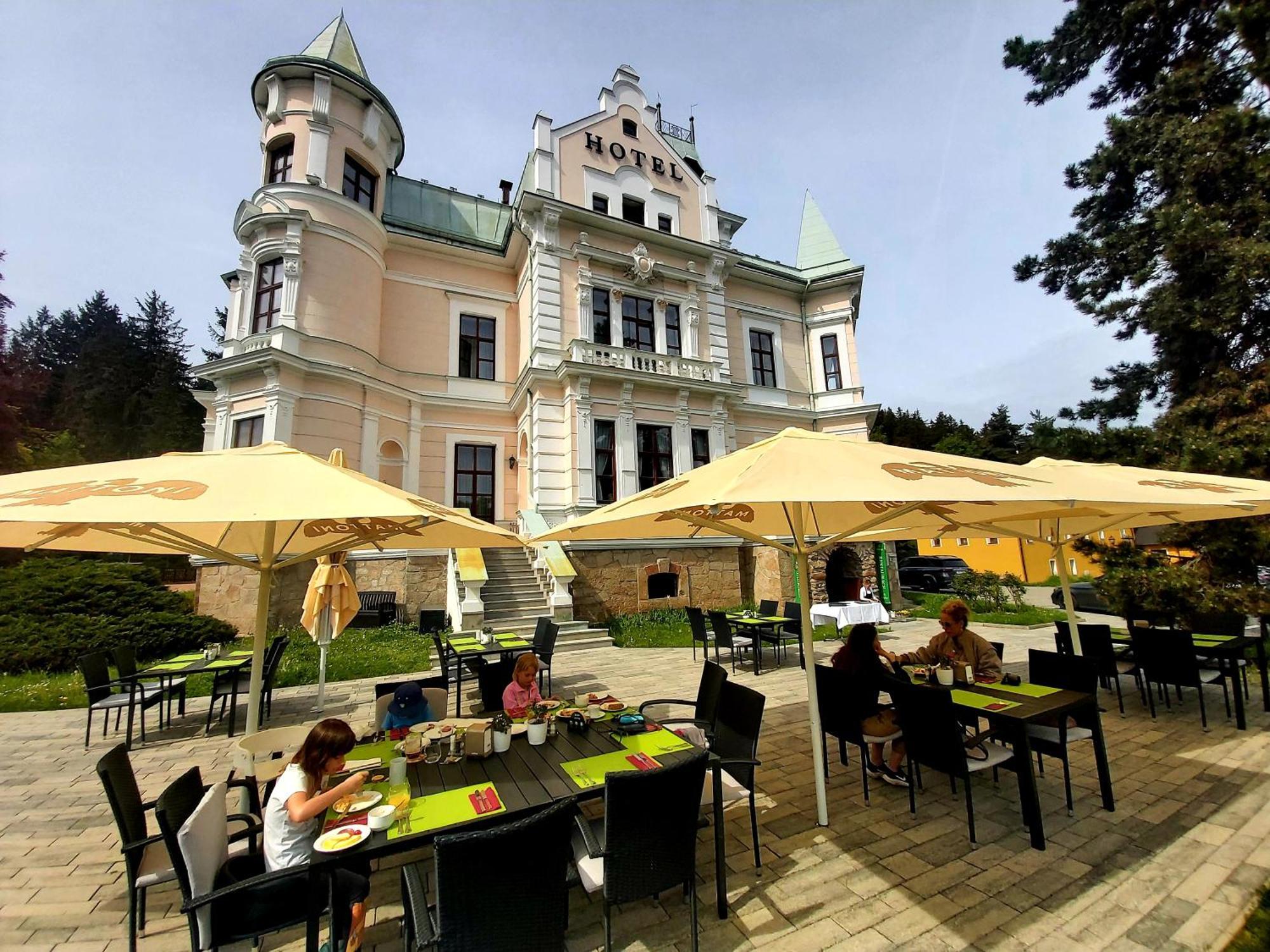 Hotel Chateau Cihelny Karlowe Wary Zewnętrze zdjęcie