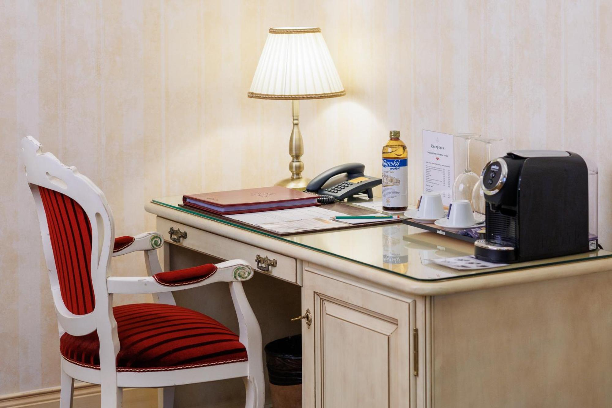 Hotel Chateau Cihelny Karlowe Wary Zewnętrze zdjęcie